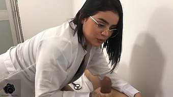 دکتری با باسن بزرگ به زبان اسپانیایی به بیمارش کمک دهانی می دهد.