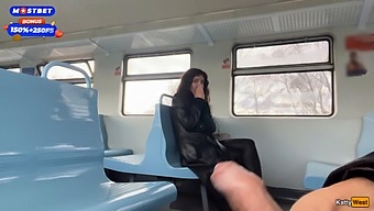 Um Homem Que É Um Estranho Me Ajuda A Chegar Ao Clímax Em Um Trem Público E Depois Dá A Volta Nos Vagões De Trem Com Sêmen No Rosto - Uma Caminhada.